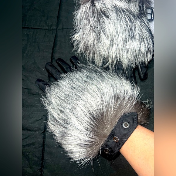 Moncler fur Gloves - Picture 2 of 5
